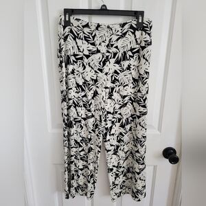 J. Jill Wearever Collection Full Leg Cropped Pants Black White Leaf Print Small